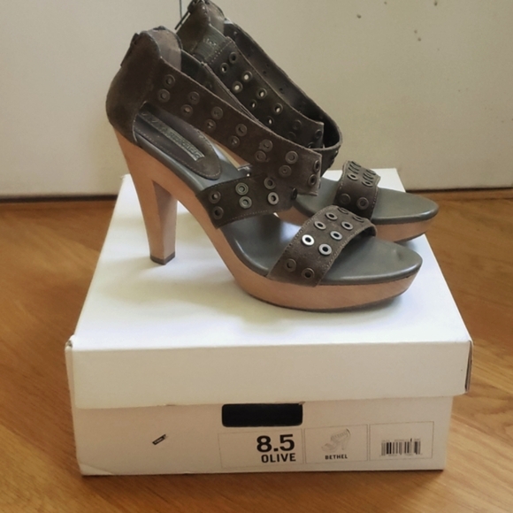 NIB Banana Republic Bethel Olive Suede Heels - Picture 1 of 9